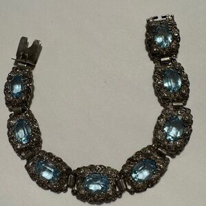 Vintage silver tone bracelet with pretty blue glass